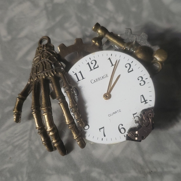 Steam Punk Clock Face Pin - Picture 1 of 2